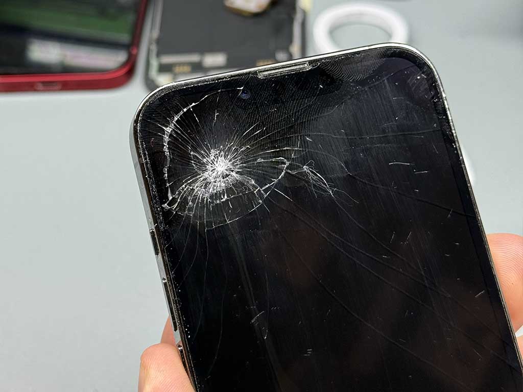 Výměna displeje iPhonu 13 Pro - 2